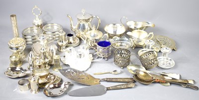 Lot 413 - A group of silver plated items to include...