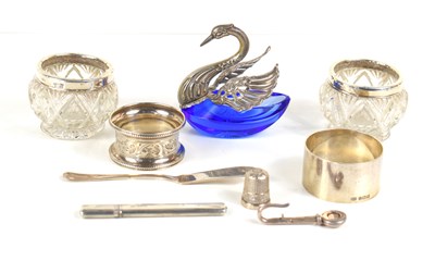 Lot 351 - A group of silver to include thimble, silver...