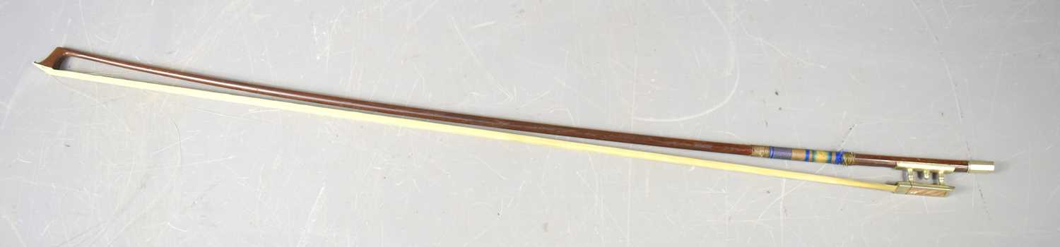 Lot 117 - A fine violin bow, apparently unmarked, of...