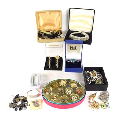 Lot 25 - A group of vintage costume jewellery and...