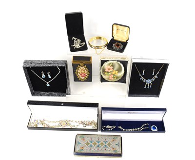 Lot 26 - A group of vintage and modern jewellery, along...