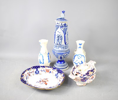 Lot 125 - A group of ceramic items to include a Doulton...