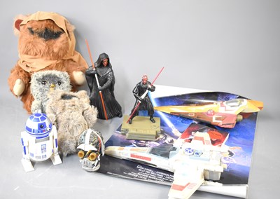 Lot 555 - A group of Star Wars toys, some vintage, to...