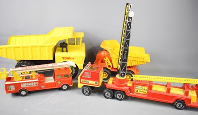 Lot 556 - A group of vintage Tonka toys to include a...