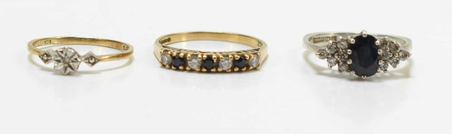 Lot 96 - A 9ct gold ring, chip diamond in illusion...