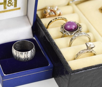 Lot 30 - A group of antique and vintage jewellery to...