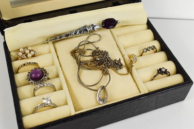 Lot 30 - A group of antique and vintage jewellery to...