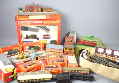 Lot 579 - A group of Hornby and Triang 00 gauge...