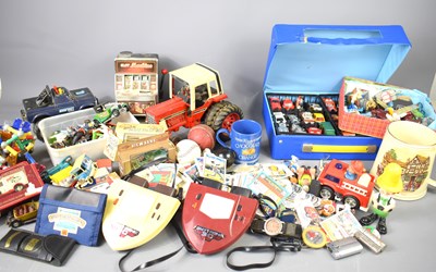 Lot 573 - A large group of vintage toys to include star...