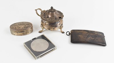 Lot 352 - A group of silver to include pill box, vesta...