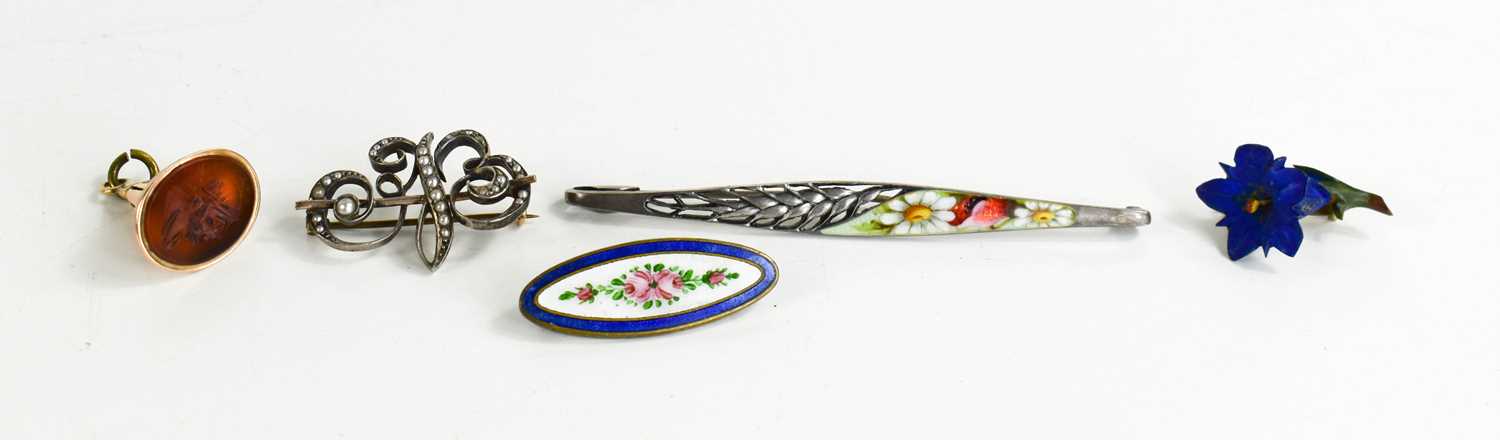 Lot 92 - A silver and enamel 1920s bar brooch, the...