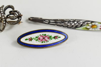 Lot 92 - A silver and enamel 1920s bar brooch, the...