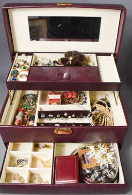 Lot 238 - A jewellery box containing costume jewellery...