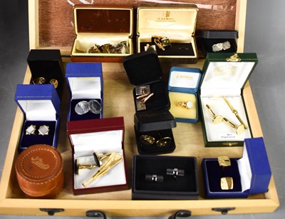 Lot 226 - A large selection of vintage and later...