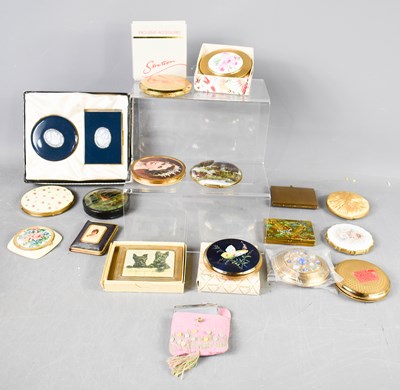 Lot 416 - A group of vintage powder compacts to include...