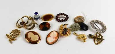 Lot 246 - A group of vintage brooches to include a...