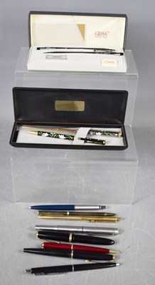 Lot 427 - A group of collectable pens to include a...