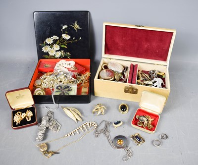 Lot 263 - A selection of vintage jewellery and watches...