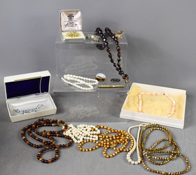 Lot 209 - A group of vintage jewellery to include a...