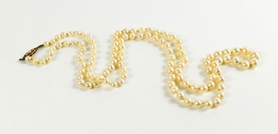 Lot 74 - A vintage pearl necklace with 9ct gold...