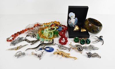 Lot 202 - A selection of vintage and later jewellery, to...