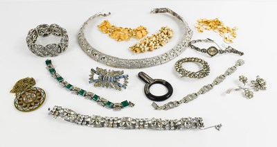 Lot 248 - A selection of vintage and later jewellery, to...