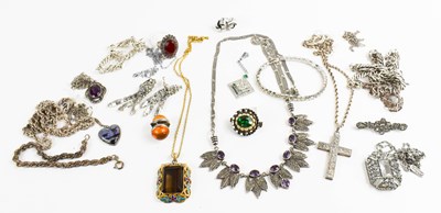 Lot 252 - A selection of silver jewellery to include a...