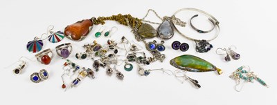 Lot 260 - A selection of silver jewellery to include...