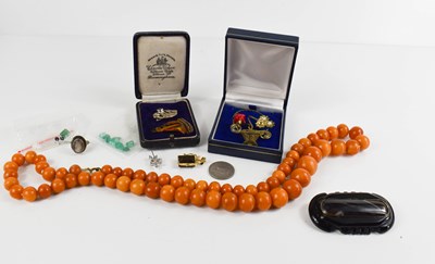 Lot 210 - A group of vintage jewellery to include a...