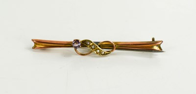 Lot 218 - An amethyst and seed pearl bar brooch, 1.16g.