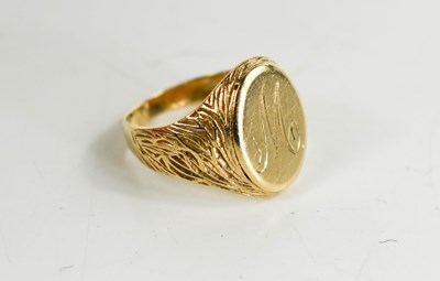 Lot 123 - A 9ct gold signet ring, size Q, 7.99g.