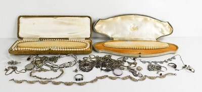 Lot 255 - A group of silver jewellery to include a...