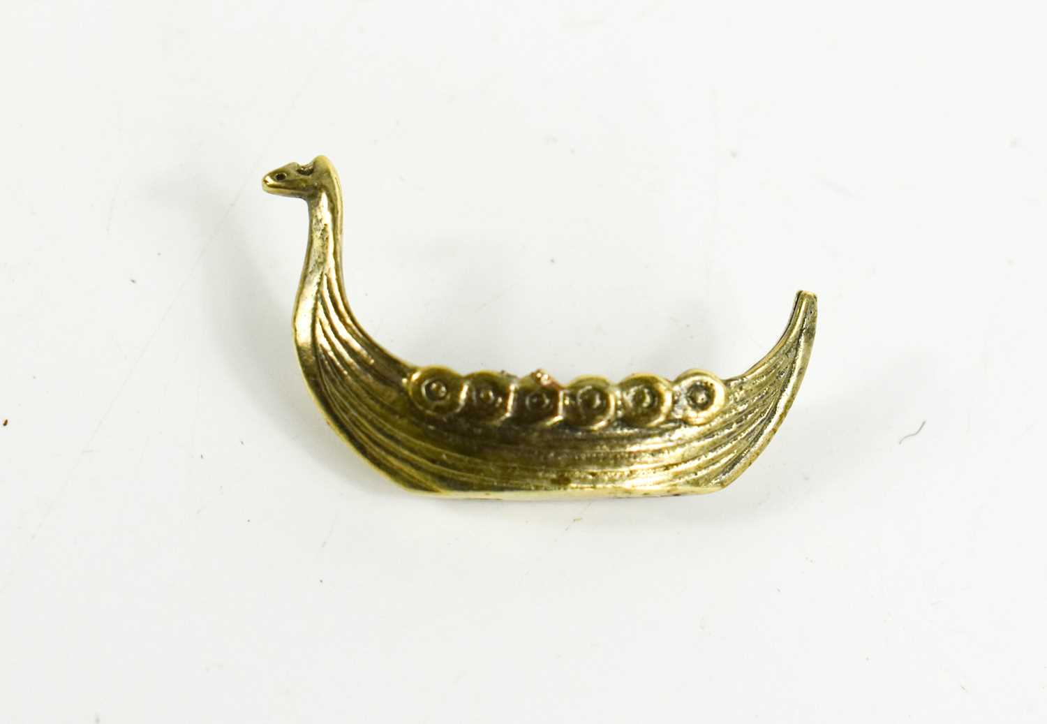Lot 82 - A 9ct gold Viking longboat charm, a/f, 3.82g.