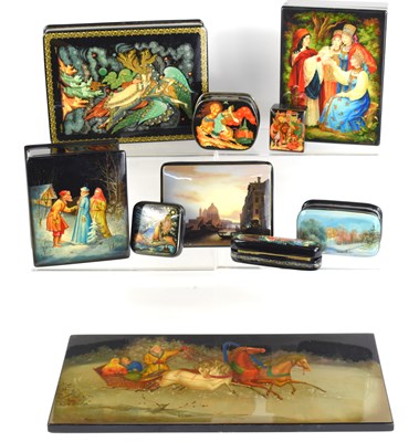 Lot 361 - A group of Russian Fedoskino trinket boxes, in...