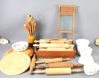 Lot 328 - A group of vintage kitchenalia to include...