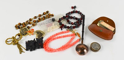 Lot 374 - A selection of jewellery, to include a novelty...