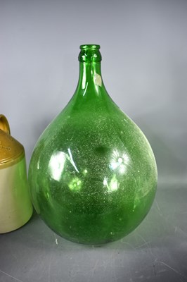 Lot 189 - A group of vintage items to include three...