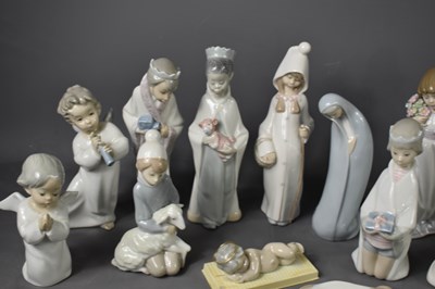 Lot 115 - A selection of Lladro figurines, to include...