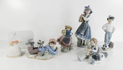 Lot 111 - A selection of Lladro figurines to include...