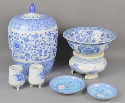 Lot 106 - A group of Chinese blue and white pottery to...