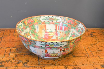 Lot 153 - A Chinese bowl depicting court scenes
