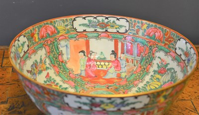 Lot 153 - A Chinese bowl depicting court scenes