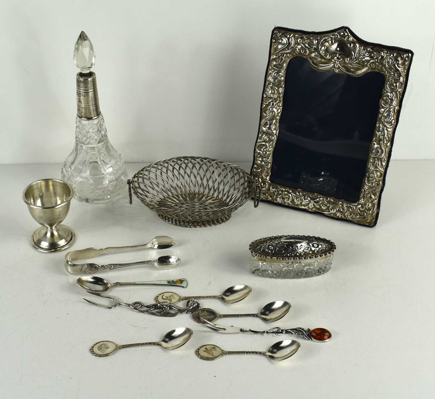 Lot 35 - A group of silver and silver plated items to...