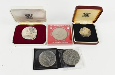 Lot 312 - A group of commemorative coins to include an...