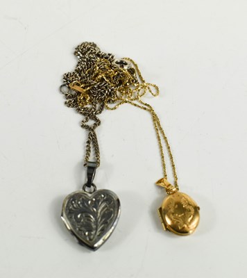 Lot 190 - A 9ct gold oval locket and chain, 1.47g, chain...