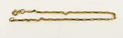 Lot 191 - A 9ct gold rectangular chain link bracelet, 2.3g.