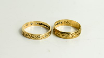 Lot 25 - A 9ct gold wedding band with engraved...