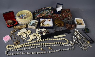 Lot 279 - A selection of jewellery and collectables to...