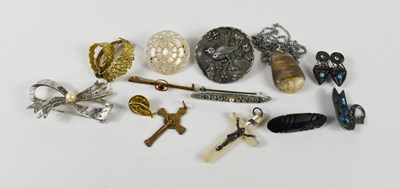 Lot 249 - A selection of brooches to include a 9ct gold...