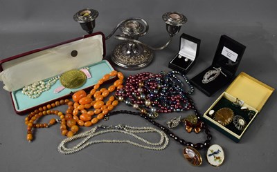 Lot 251 - A selection of jewellery to include an agate...